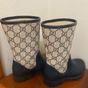 Rain boots for toddlers boy/girl is perfect for the season that is coming